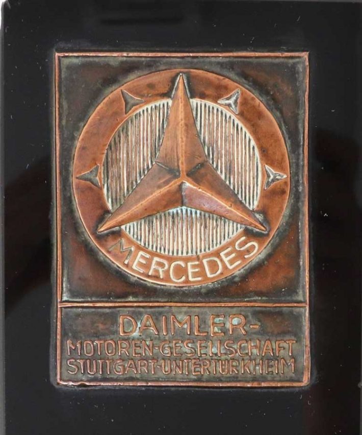 ادغام دی‌ام‌جی و Benz & Cie در سال 1926 ایجاد تغییراتی در لوگو را به همراه داشت. ستاره سه پر در کنار تاج گل لوگو شرکت بنز در حلقه قرار گرفت. سپس، لوگو تزئینی و نمادین ستاره سه پر روی درپوش پیشرانه شکل گرفت که تا به امروز روی خودروهای مرسدس بنز حضور داشته است.