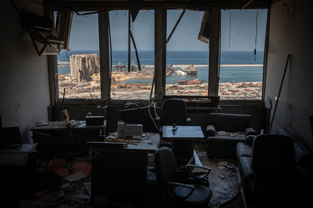  از مجموعه «انفجار بیروت» عکاس "Chris McGrath" از Getty images. مقام سوم بخش «مجموعه‌عکس خبری» مسابقه عکاسی استانبول ۲۰۲۱ ‌