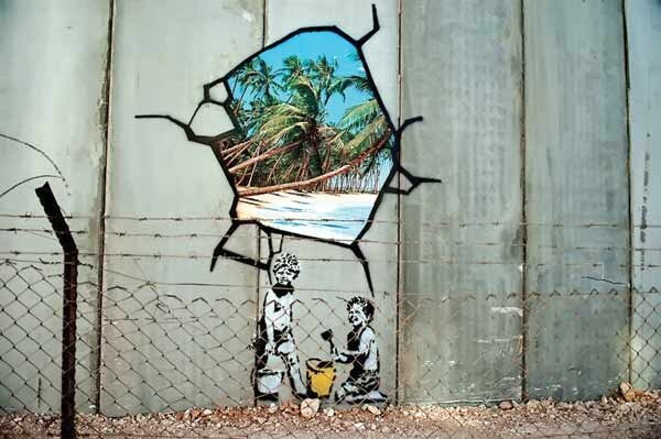 گرافیتی‌های بنکسی در دیوارهای کرانه باختری در غزه