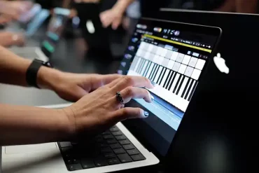 مک‌بوک پرو لمسی اپل