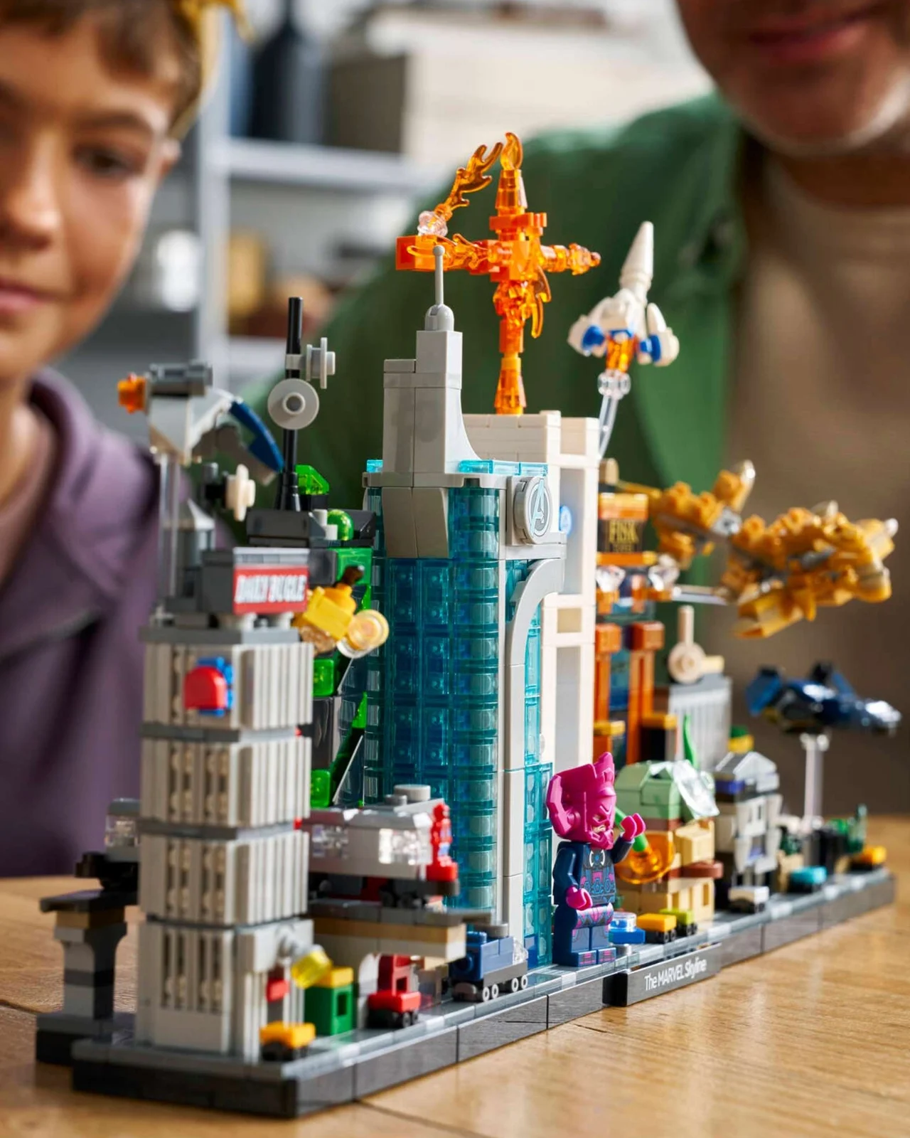 فیگورها و وسایل نقلیه در ترکیب شهری LEGO Marvel Skyline